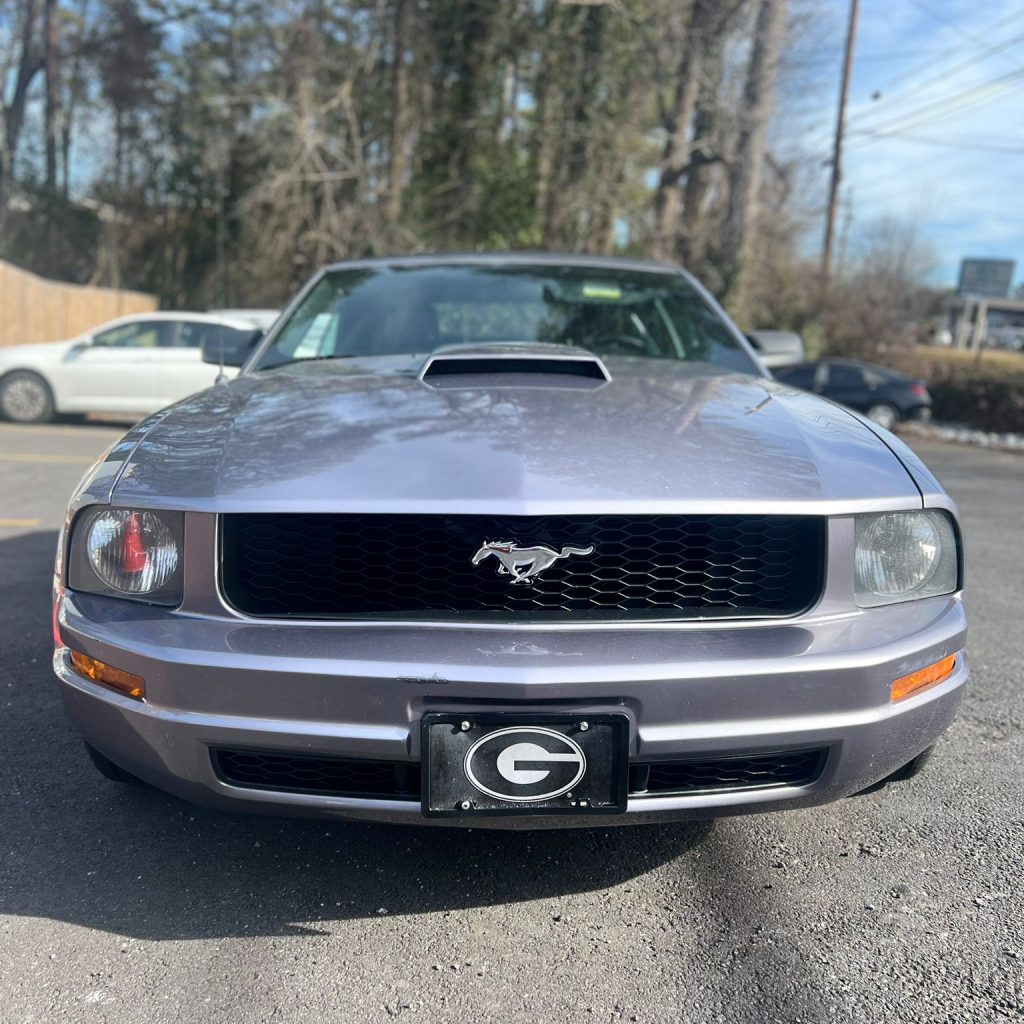 2006_Ford_Mustang_001