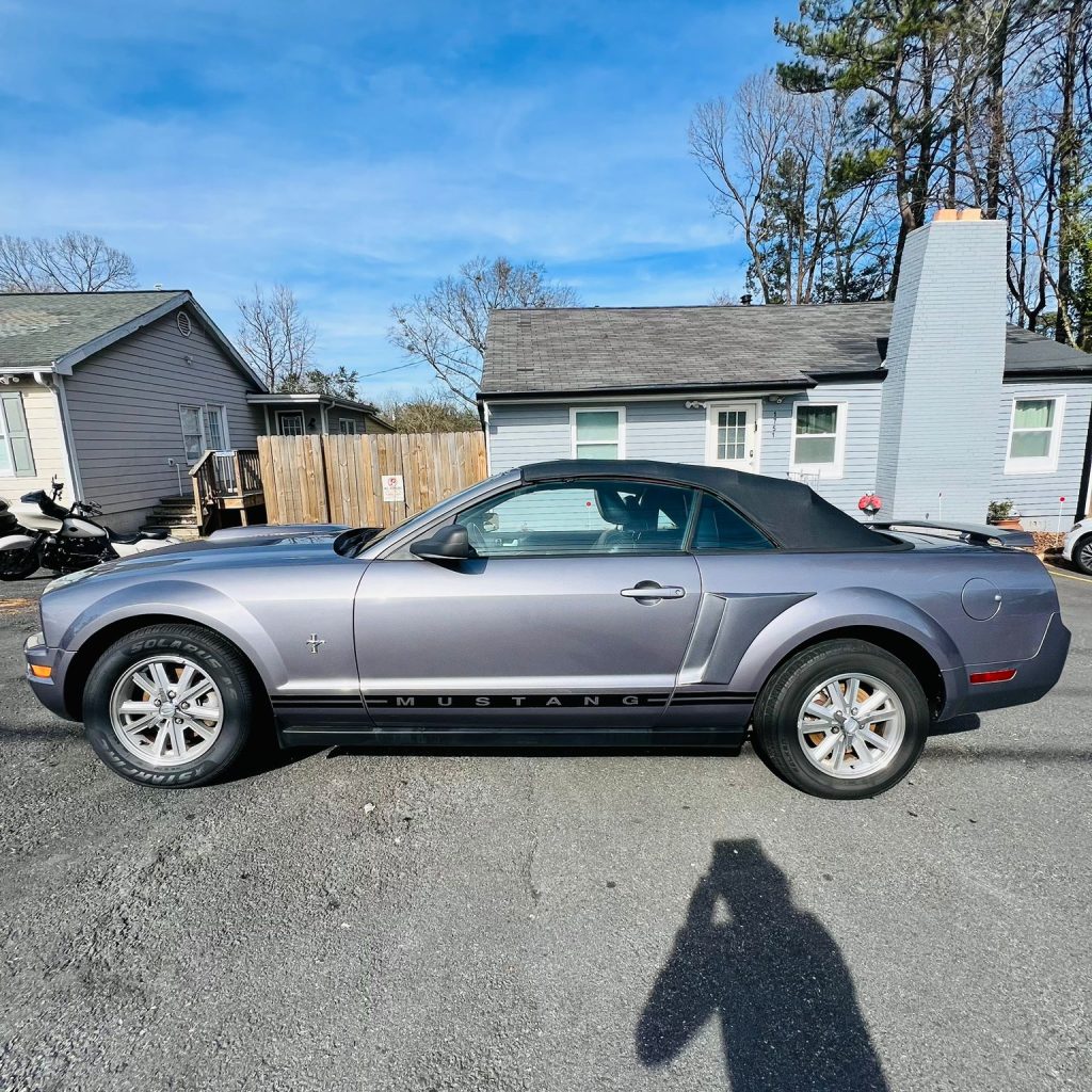 2006_Ford_Mustang_003