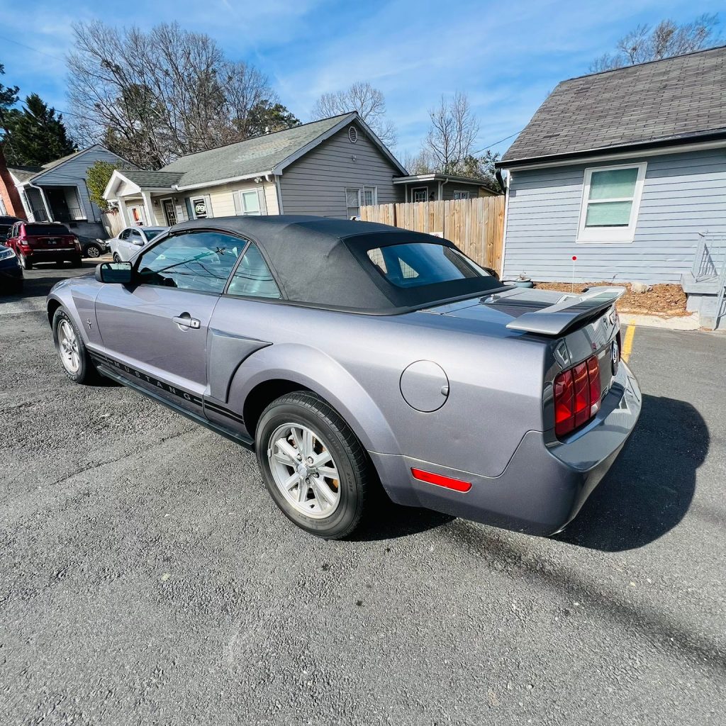 2006_Ford_Mustang_004