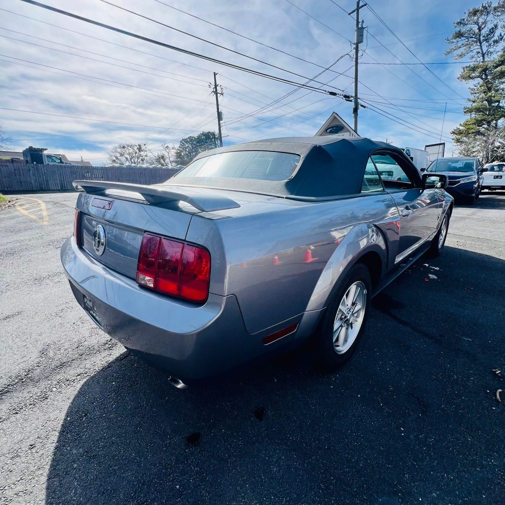 2006_Ford_Mustang_006