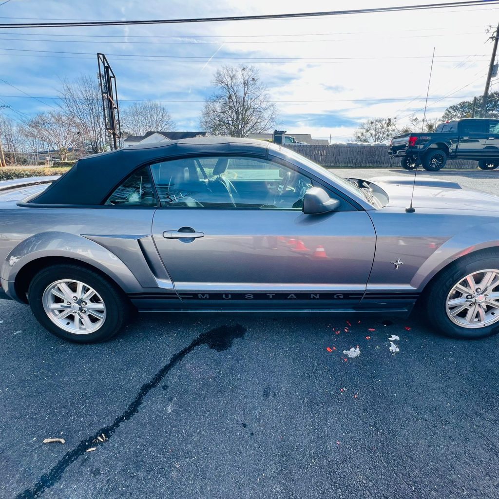 2006_Ford_Mustang_007