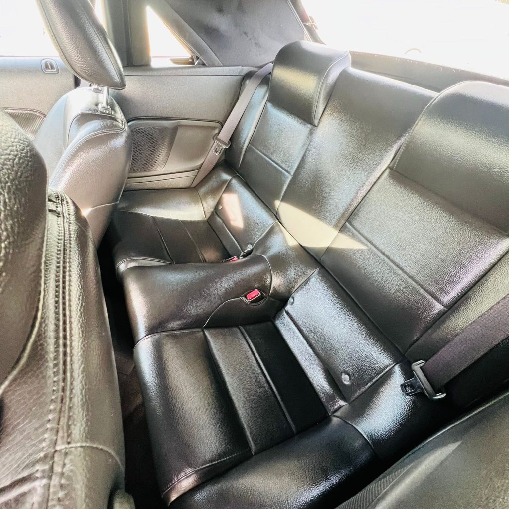 2006_Ford_Mustang_009