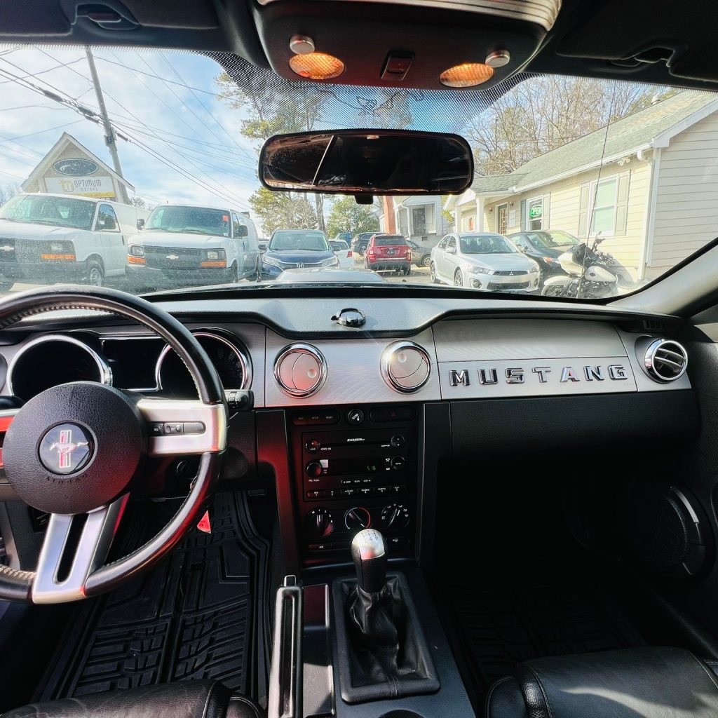 2006_Ford_Mustang_010