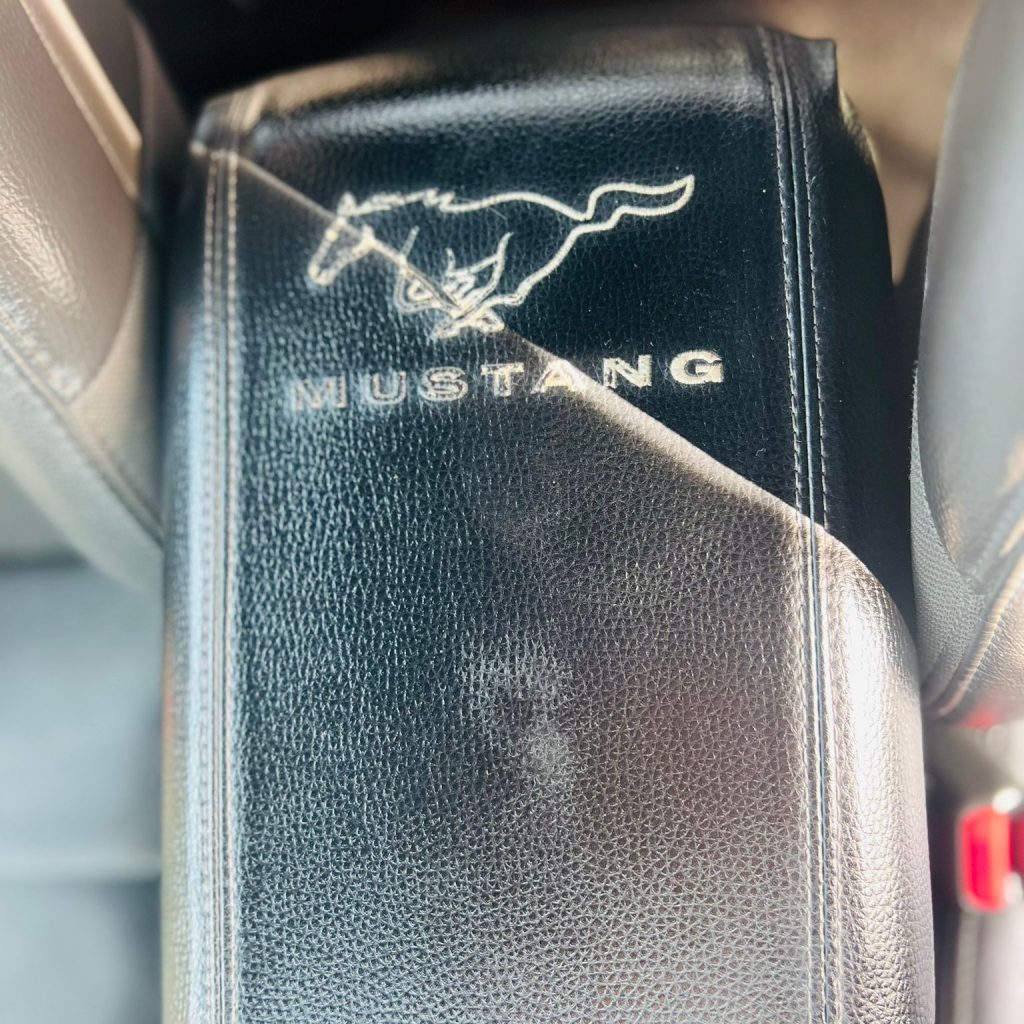 2006_Ford_Mustang_013