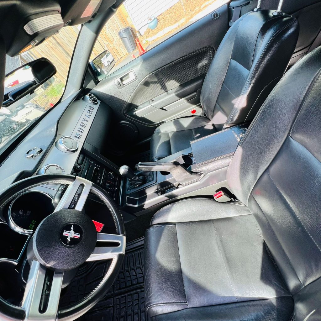 2006_Ford_Mustang_015