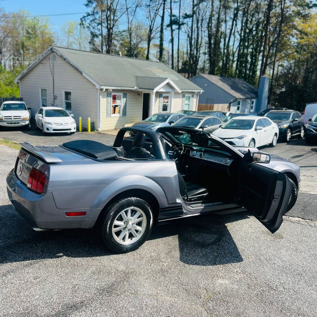 2006_Ford_Mustang_021