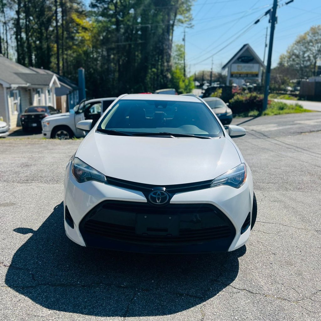 2017_Toyota_Corolla_002