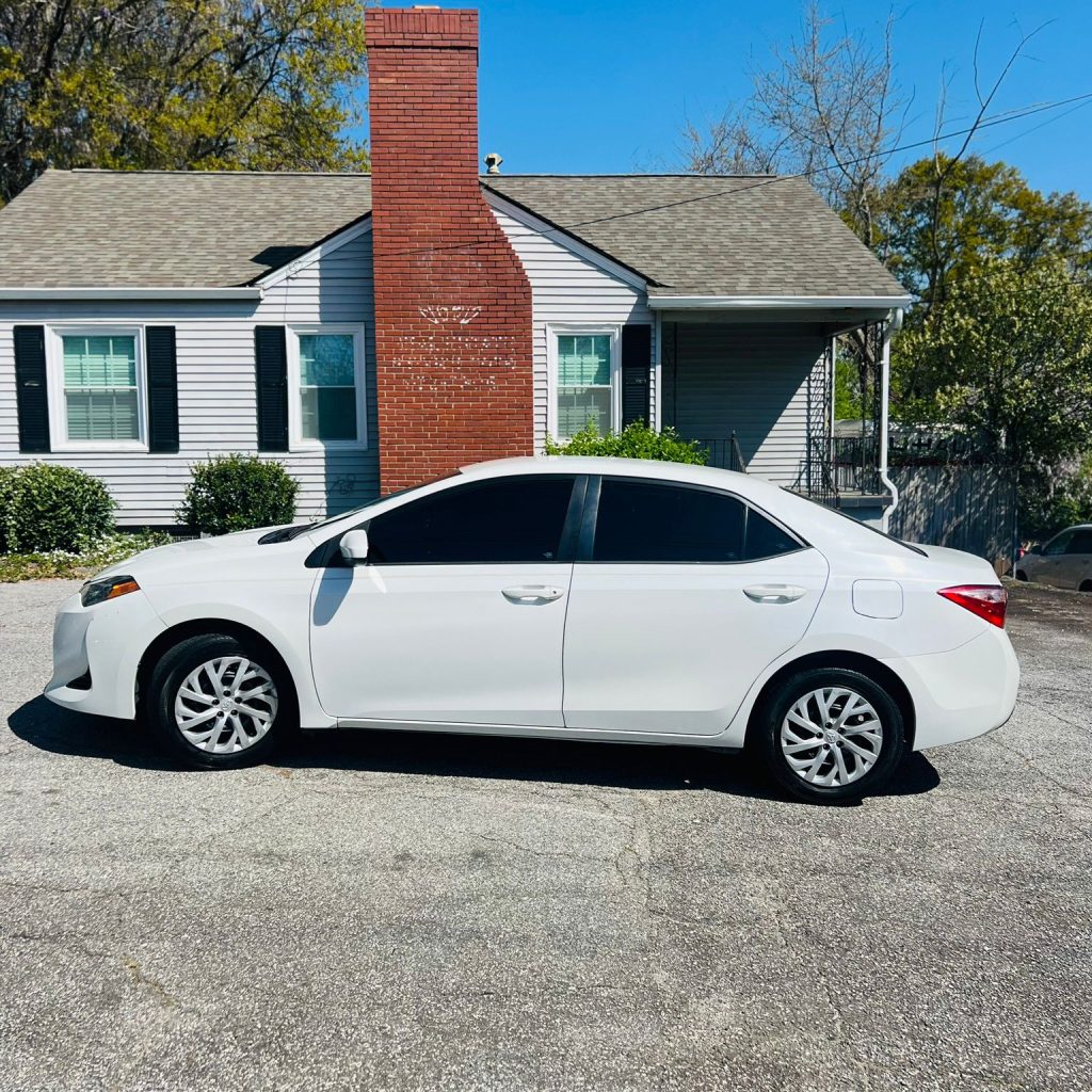 2017_Toyota_Corolla_003