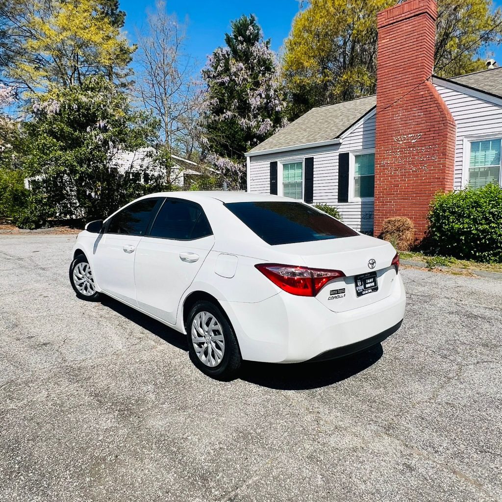 2017_Toyota_Corolla_005