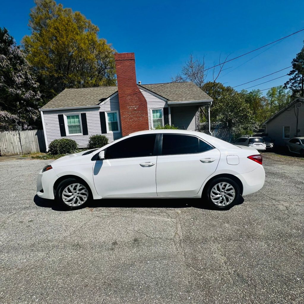 2017_Toyota_Corolla_006