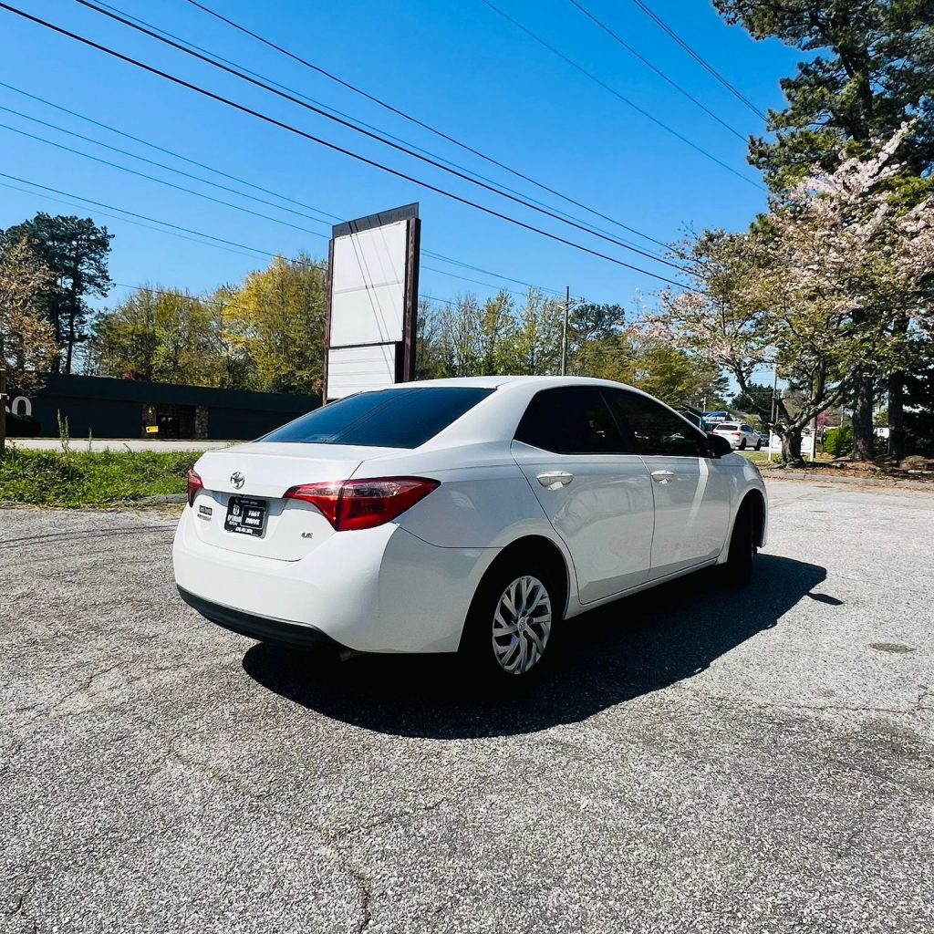 2017_Toyota_Corolla_007