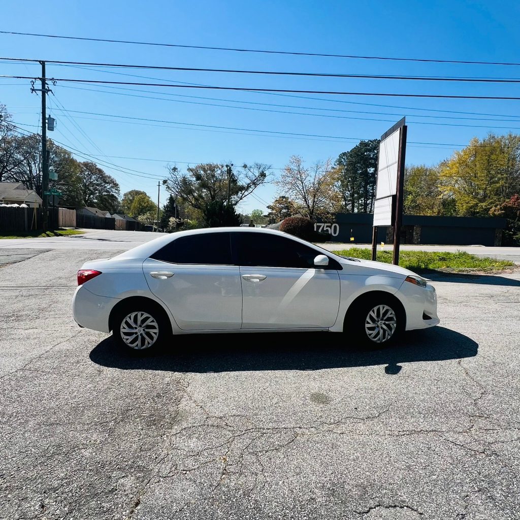 2017_Toyota_Corolla_008