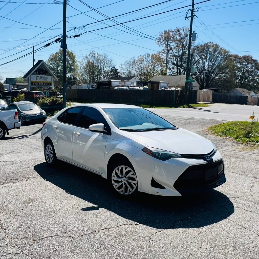 2017_Toyota_Corolla_011