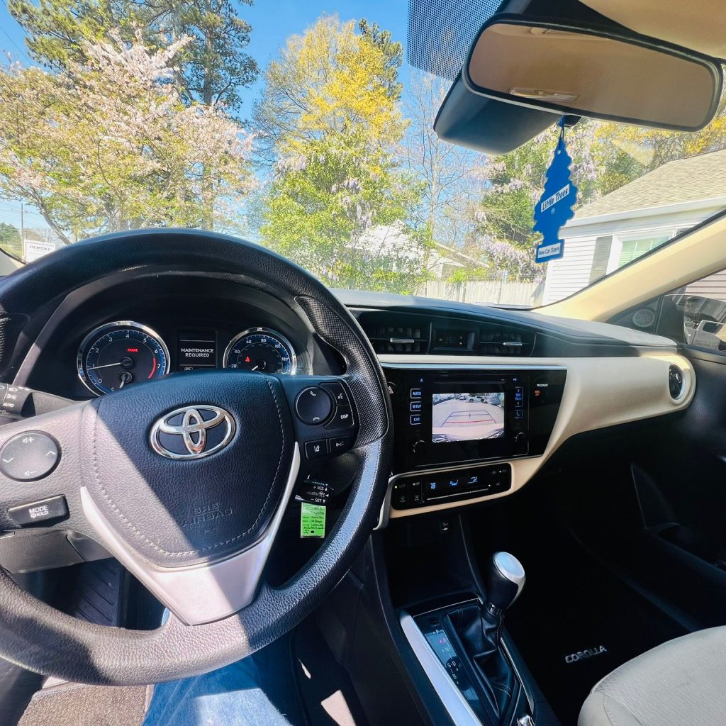 2017_Toyota_Corolla_017