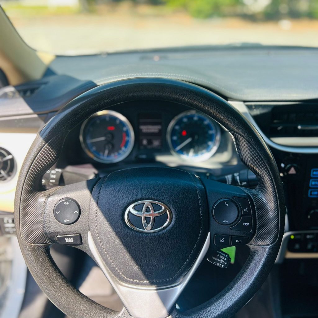 2017_Toyota_Corolla_018